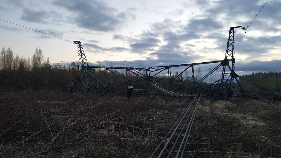 Zniszczona podpora sieci elektroenergetycznej.