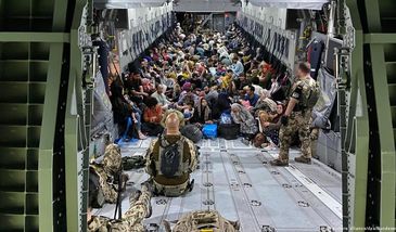 Afgańczycy opuszczający swój kraj w samolocie Bundeswehry 