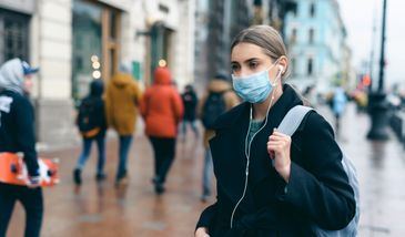 Maseczki zostaną na wiele lat? Izrael ostrzega przed piątą falą