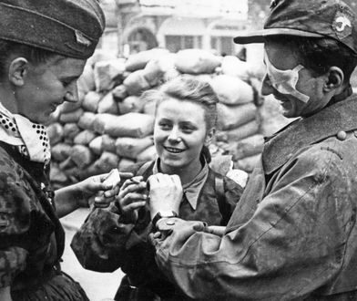 Powstanie warszawskie. Na zdj. nieznana sanitariuszka, ranny kpr. pchor. Krzysztof Palester „Krzych” oraz łączniczka Maria Stypułkowska-Chojecka „Kama”. Fotografia z książki „Wielka Księga Armii Krajowej”.