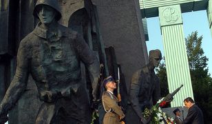 Złożenie hołdu Powstańcom przez kanclerza Niemiec Gerharda Schroedera pod Pomnikiem Powstania Warszawskiego w 2004 roku