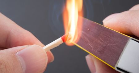 Wypal w całości zapałkę i wrzuć do sedesu. Niewiarygodne, co się stanie