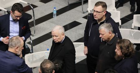 Stare nagranie z Kaczyńskim. "Nie dziwimy się, że broni"