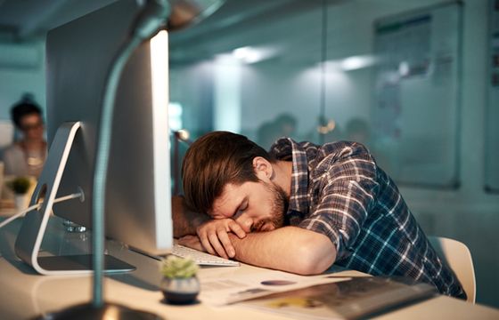 Smutna analiza, jak "wzrosły" stawki dla copywriterów i accountów przez 10 lat