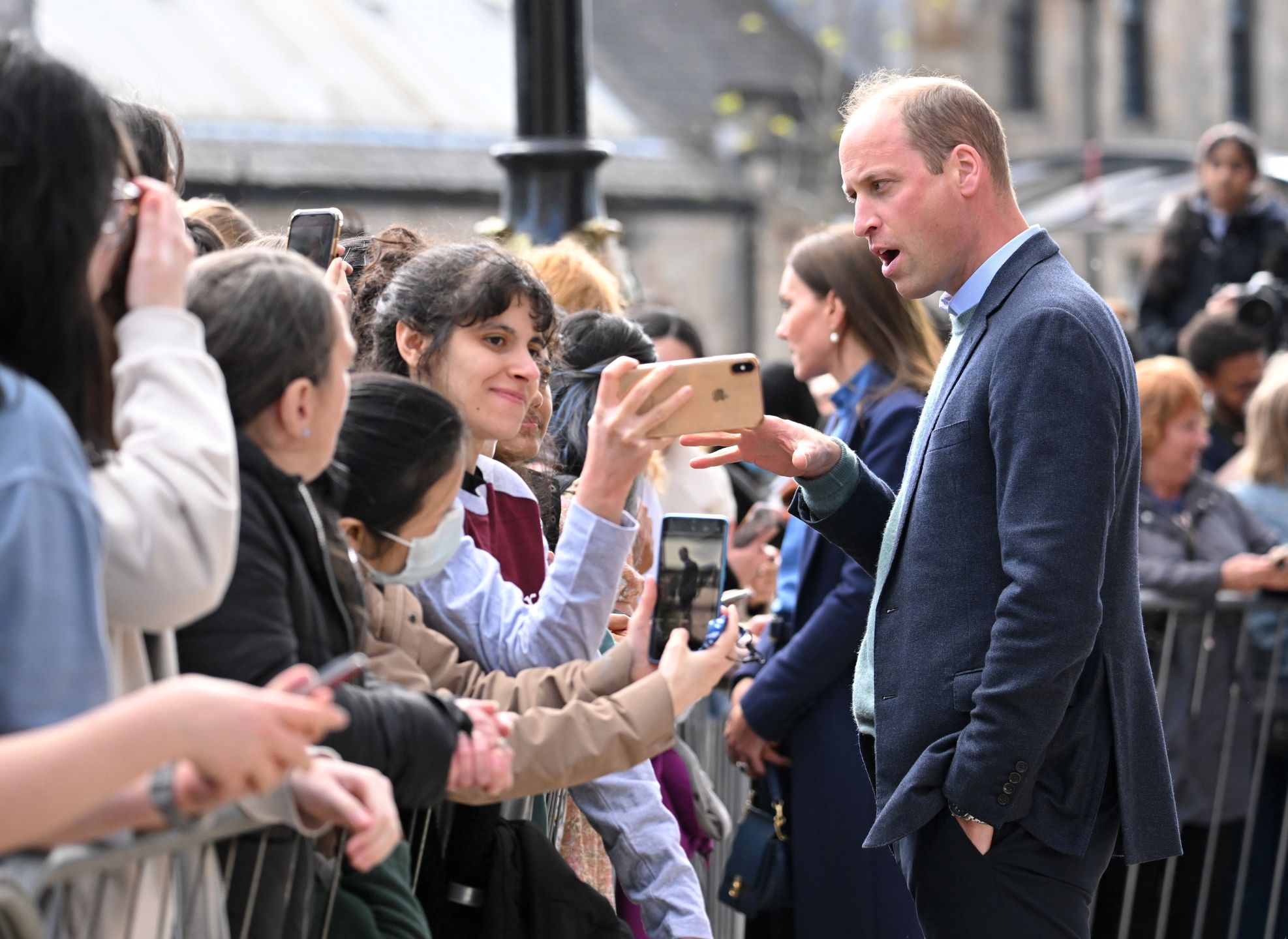 Kate i William wizytują w Szkocji i bratają się z poddanymi. Dla nich złamali protokół 