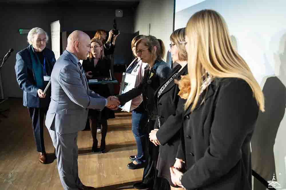 Zielona Góra: Pracownicy "Norwida" nagrodzeni medalami od prezydenta