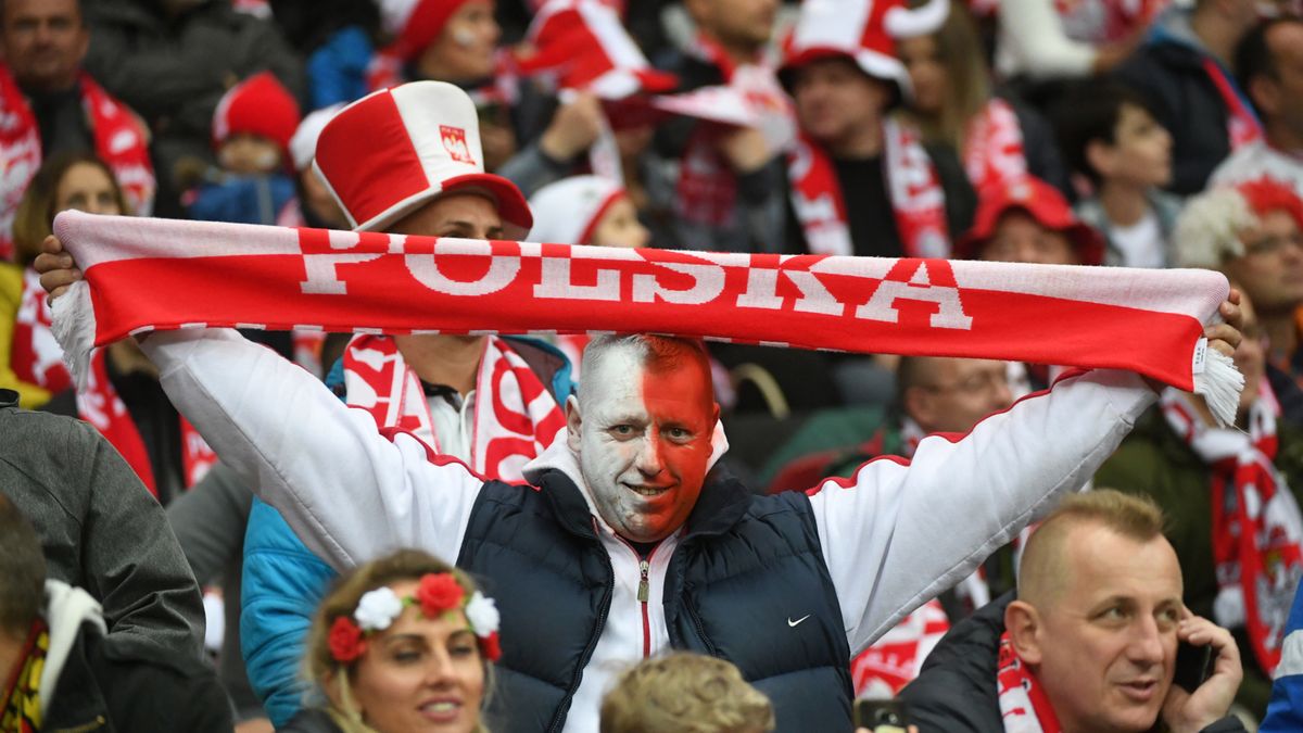 Kibice reprezentacji Polski podczas eliminacyjnego meczu grupy E przyszłorocznych piłkarskich mistrzostw świata z Czarnogórą