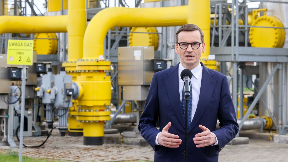 Premier Morawiecki o wstrzymaniu dostaw gazu z Rosji
27.04.2022 Rembelszczyzna Konferencja prasowa premiera Mateusza Morawieckiego nt. przerwy w dostawach gazu przez rosyjski Gazprom
fot. Andrzej Iwanczuk/REPORTER
n/z: Mateusz Morawiecki
Andrzej Iwanczuk/REPORTER