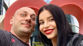 Zasłonił nagą żonę. Ale nie całkowicie. Zdjęcie Burneiki absolutnym hitem sieci!