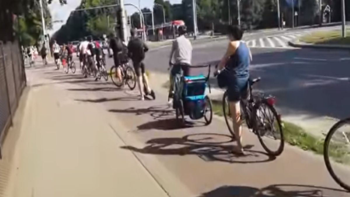 Osoby stojące w korku na ścieżce rowerowej to nietypowy widok. Z czego wynika tak wzmożony ruch? 