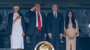 Przypatrz się dobrze, kto stał obok Trumpa