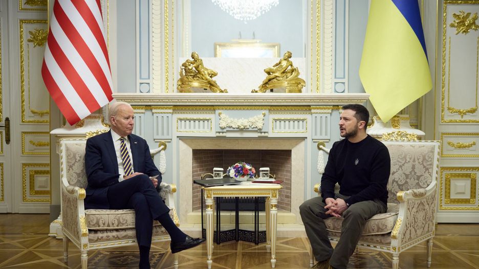 A handout photo made available by the Ukrainian Presidential Press Service on 20 February 2023 shows Ukrainian President Volodymyr Zelensky (R) with US President Joe Biden during a meeting, in Kyiv (Kiev), Ukraine, amid Russia's invasion. The White House announced on 20 February, that US President Biden met with Ukrainian President Zelensky and his team to extended discussions on US support for Ukraine. EPA/UKRAINIAN PRESIDENTIAL PRESS SERVICE HANDOUT -- MANDATORY CREDIT: UKRAINIAN PRESIDENTIAL PRESS SERVICE -- HANDOUT EDITORIAL USE ONLY/NO SALES Dostawca: PAP/EPA.