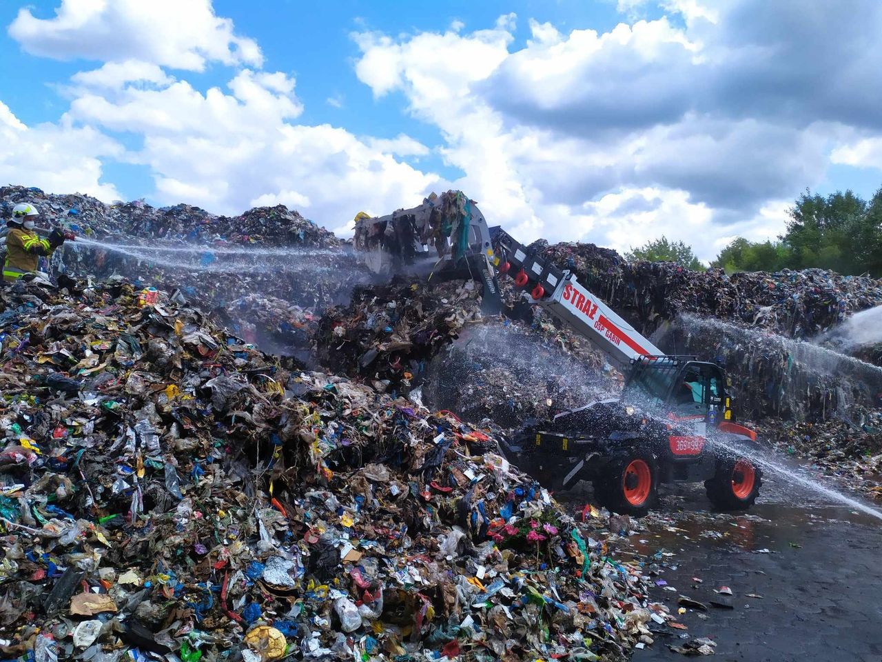 Koniec wieloletniego problemu. Rusza likwidacja składowiska odpadów w Nowym Miszewie