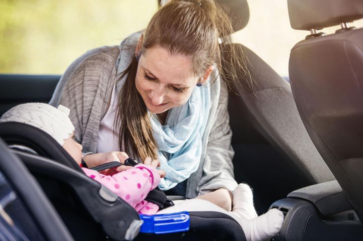 Podróż obok dziecka na tylnym siedzeniu może stanowić zagrożenie dla życia i zdrowia pasażerów 