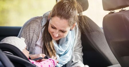 Rodzice nie powinni siedzieć z dziećmi z tyłu w aucie. To niebezpieczne