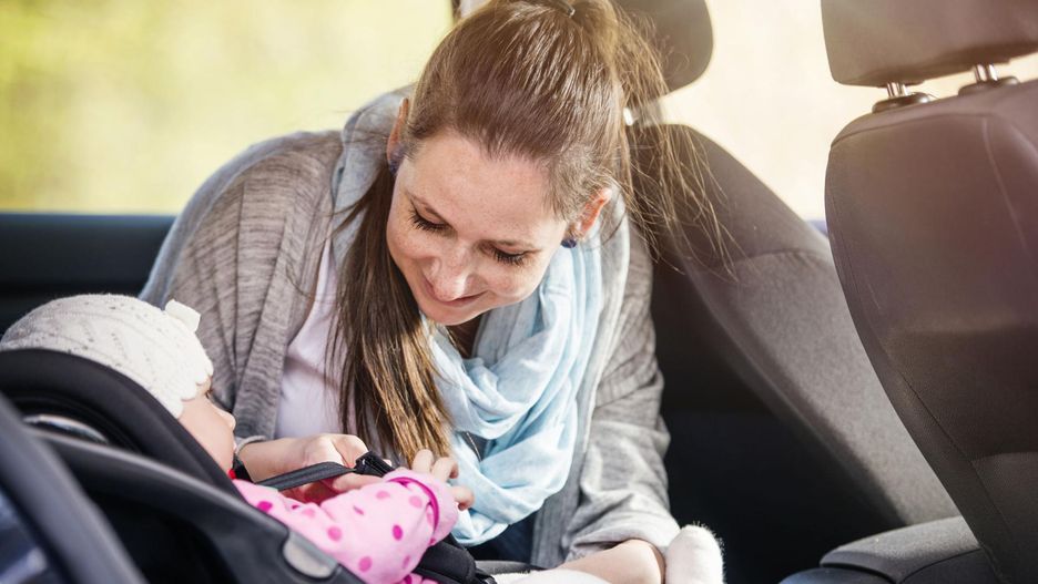 Podróż obok dziecka na tylnym siedzeniu może stanowić zagrożenie dla życia i zdrowia pasażerów 