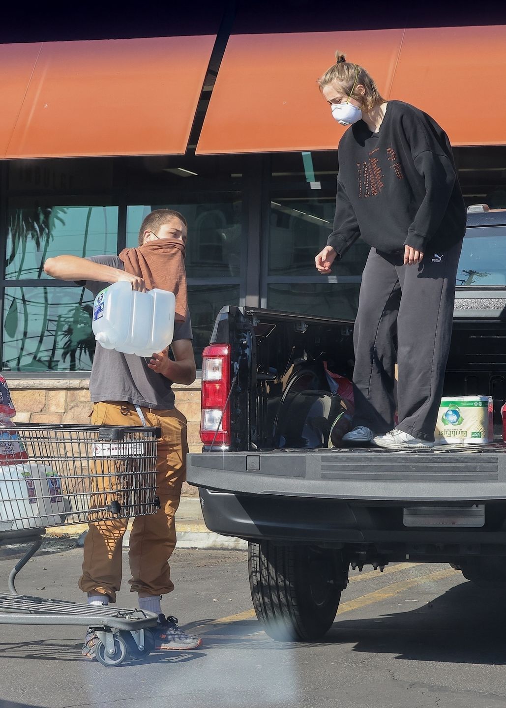 Dzieci Angeliny Jolie pomagają poszkodowanym w pożarach