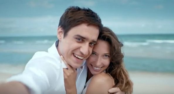 Nowożeńcy reklamują Prince Polo jako "po prostu doskonałe" (wideo)