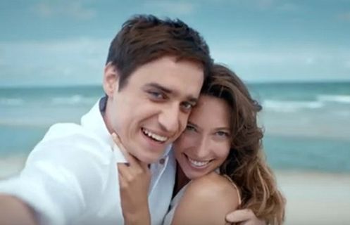 Nowożeńcy reklamują Prince Polo jako "po prostu doskonałe" (wideo)