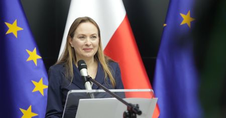 Minister funduszy: nie będzie dopłat do samochodów elektrycznych z najwyższej półki