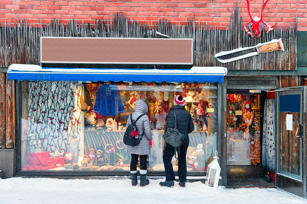 Turyści przed sklepem z pamiątkami w Rovaniemi 