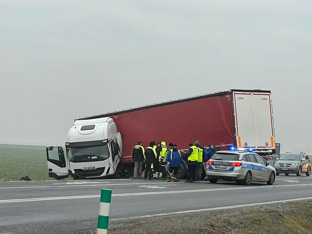 Świdnica. Wypadek na drodze krajowej nr 5. Jedna osoba w szpitalu