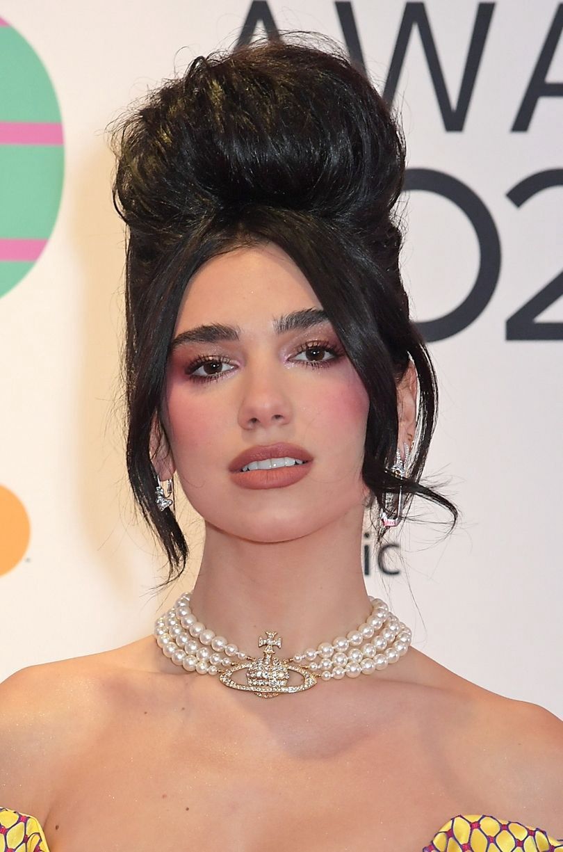 Brit Awards 2021. Dua Lipa pozuje w sukni Vivienne Westwood