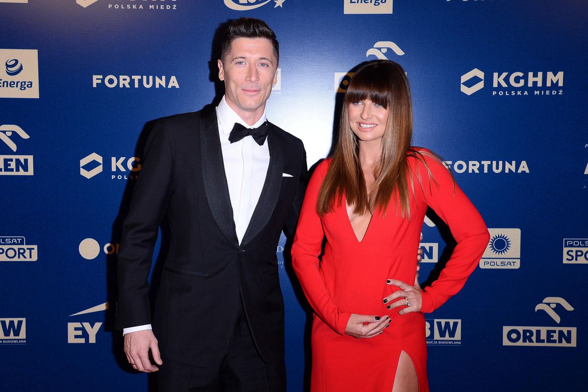 Anna Lewandowska obsypana kwiatami po narodzinach Laury