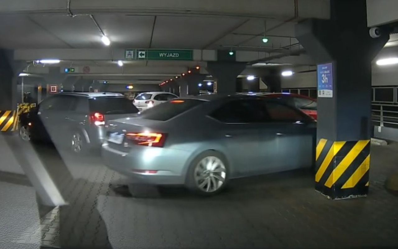 "Chamskie". Tak zachował się kierowca skody. Burza w sieci