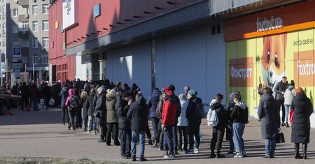 Sklepy w Kijowie mają problem z zaopatrzeniem. Brakuje produktów na półkach