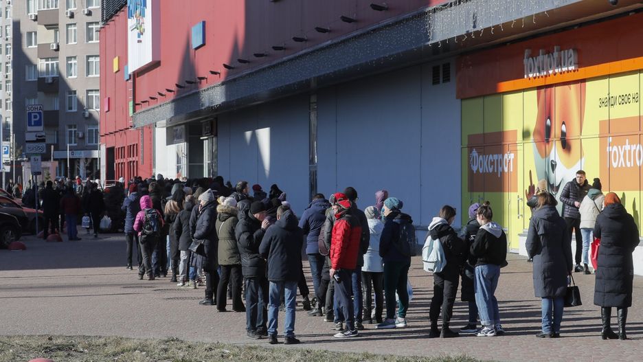 Poniedziałek 28 lutego. Kolejka do sklepu w Kijowie 