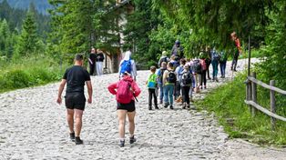 Tłoczno na szlakach w Tatrach mimo niepewnej pogody