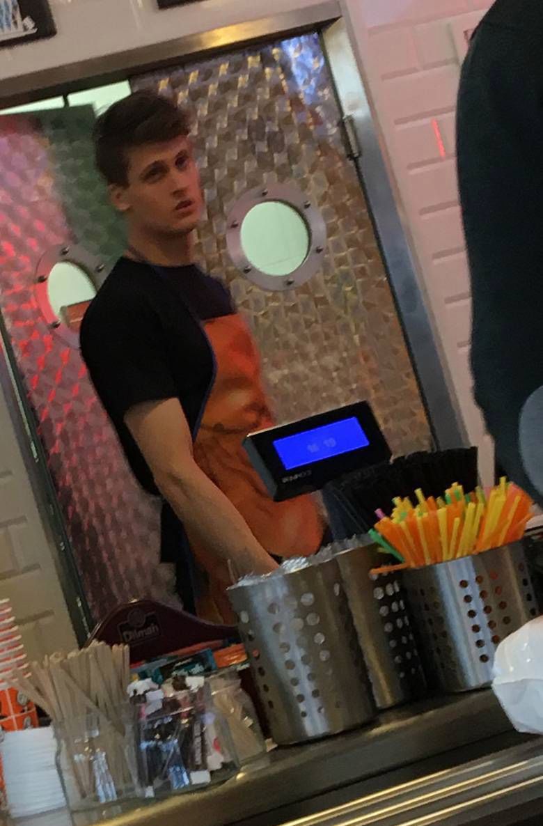 Samuel Kowalski z Top Model sprzedaje fast foody w galerii handlowej w Starachowicach (fot. Jastrząb Post Exclusive)
