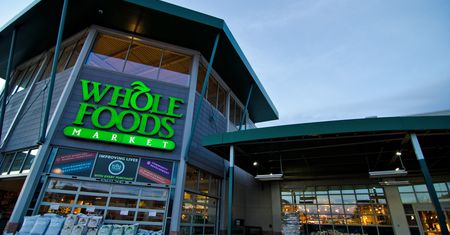 Największy zakup w historii Amazona. Gigant e-commerce przejmuje sieć spożywczą Whole Foods za 13,7 mld dol.