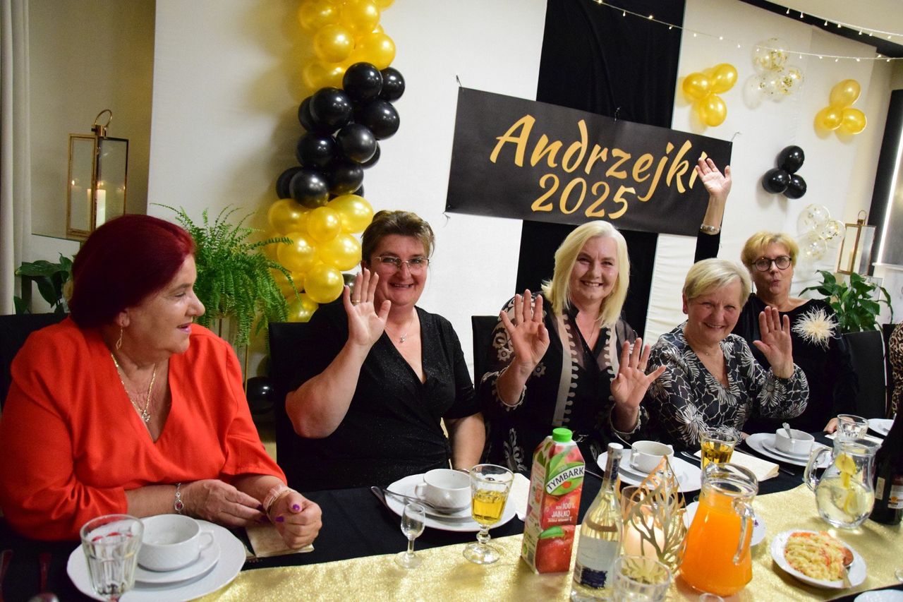 Żnin: Andrzejki 2025 Uniwersytetu Trzeciego Wieku - zobaczcie na zdjęciach. Pełna sala i świetna zabawa w restauracji Parkowa