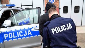 Obrażał, szarpał i pluł na lekarza i ratownika w szpitalu. Krzyczał, że ich pozabija. Oni mu pomagali