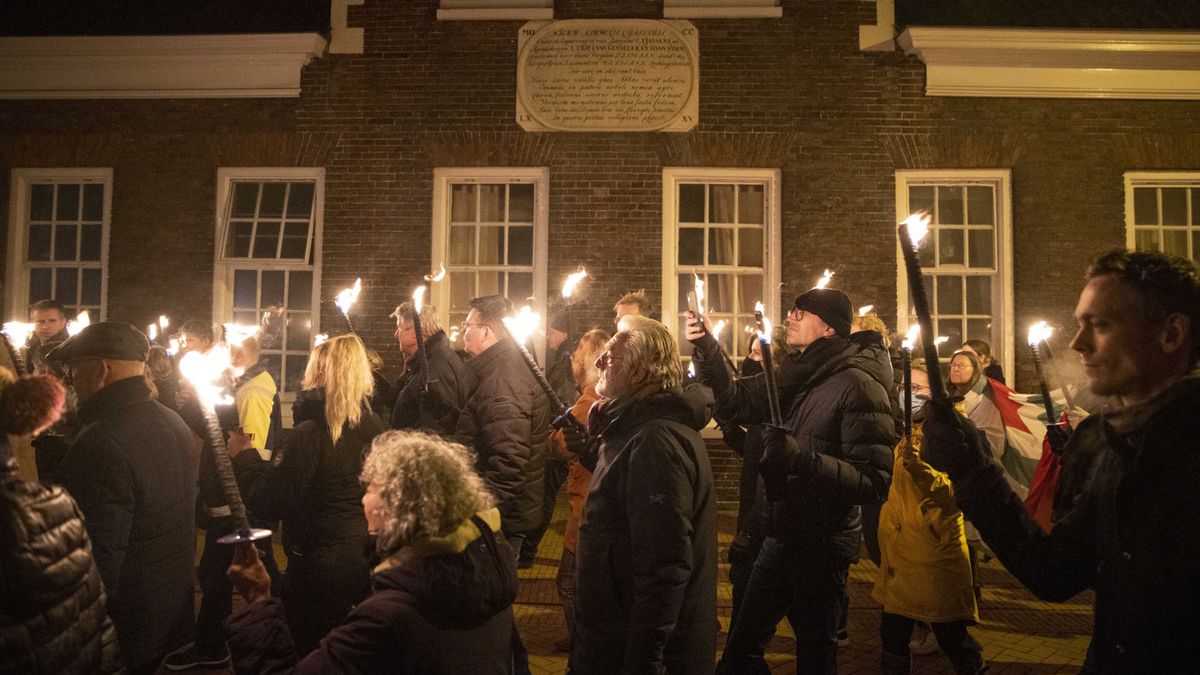 Tysiące mieszkańców Groningen z pochodniami w dłoniach protestuje przeciw planom rządu w Hadze. 