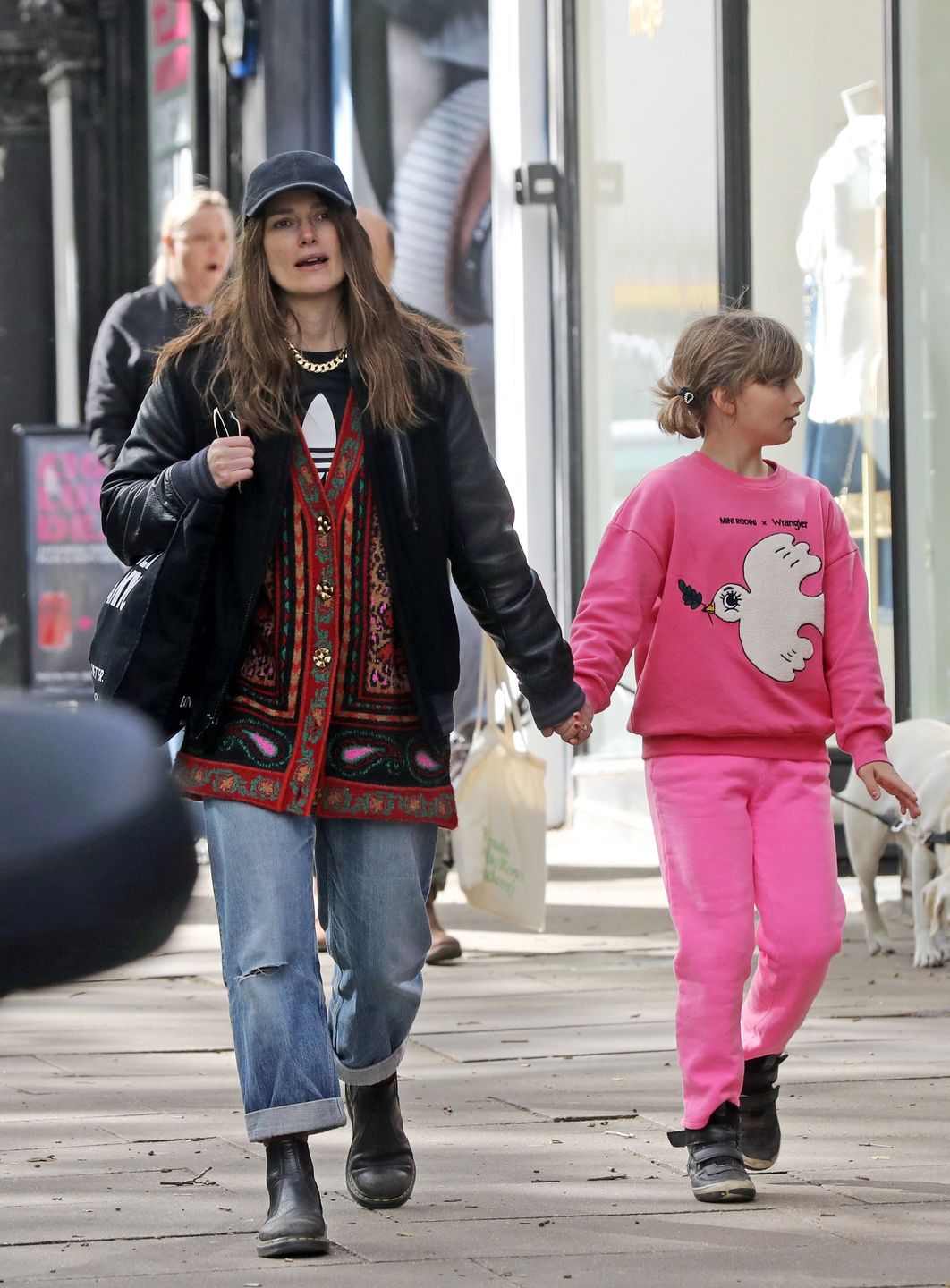 Keira Knightley spaceruje z córką po mieście