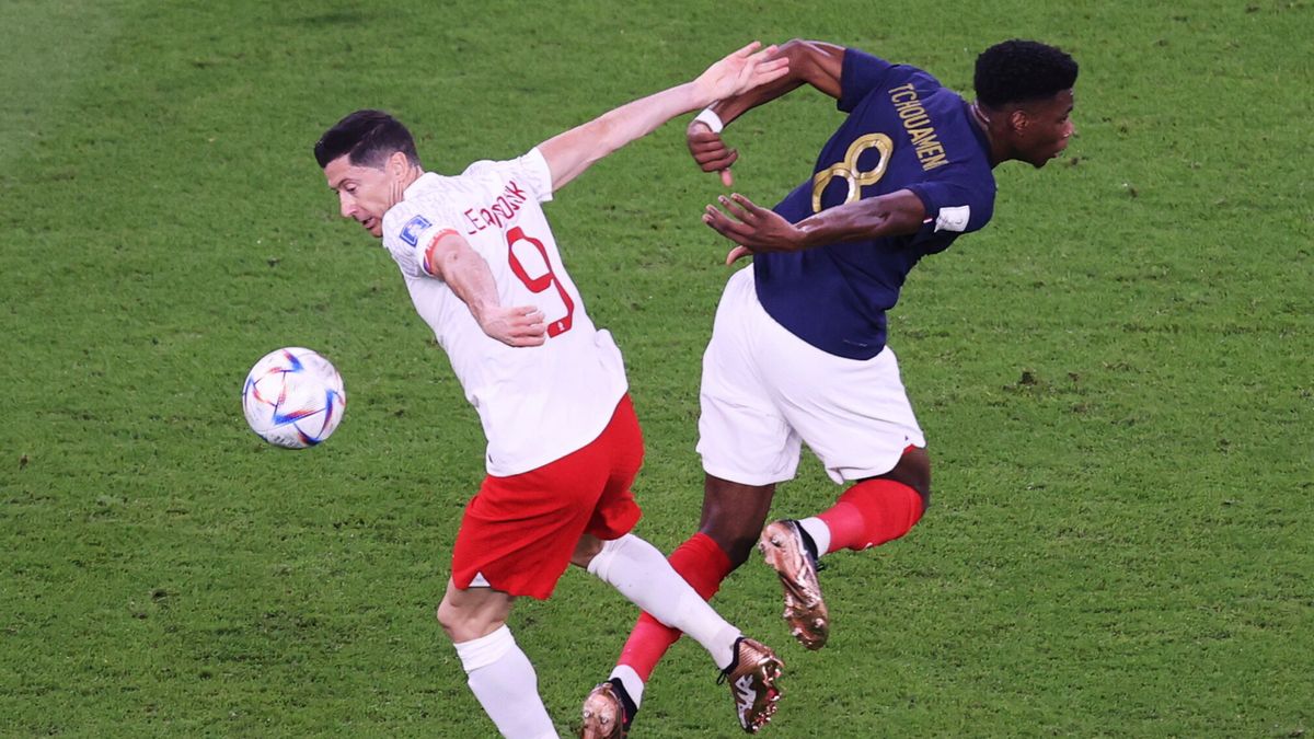 PAP/EPA / Abedin Taherkenareh / Na zdjęciu: Robert Lewandowski i Aurelien Tchouameni