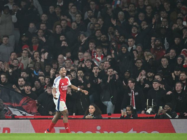 Myles Lewis-Skelly nagradzany owacją przez fanów podczas meczu z Tottenhamem (fot: Stuart MacFarlane/Arsenal FC)