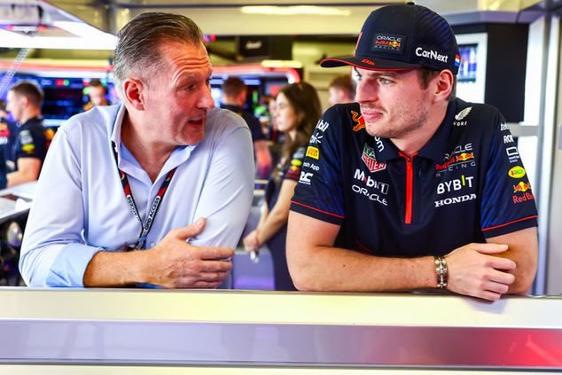 Jos Verstappen (z lewej) ma prowadzić grę wycelowaną na odejście syna z Red Bulla