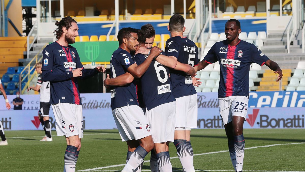 piłkarze FC Crotone cieszą się z gola