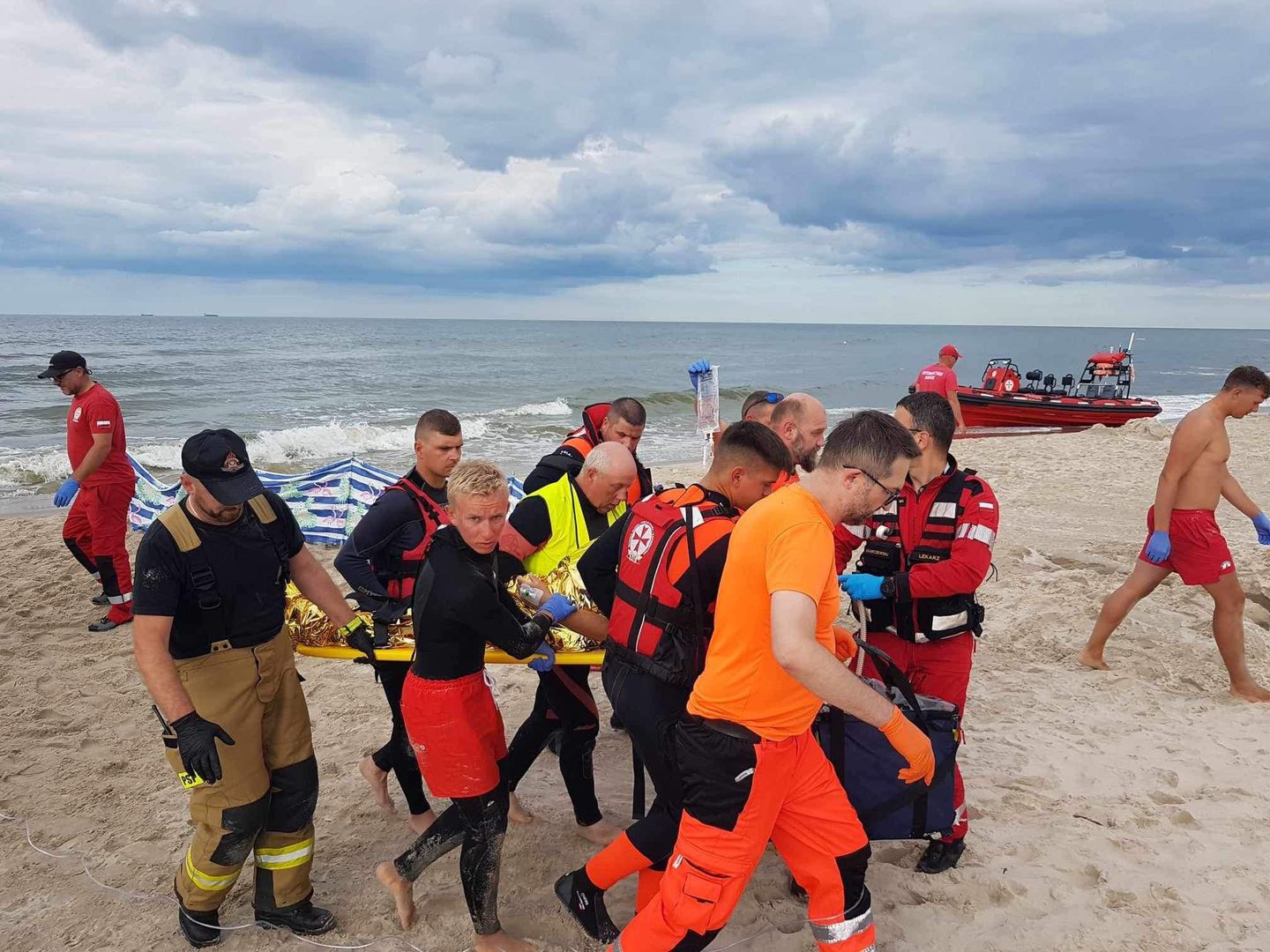 Brawo plażowicze z Karwi. Nawet policjanci i strażacy są pod wrażeniem