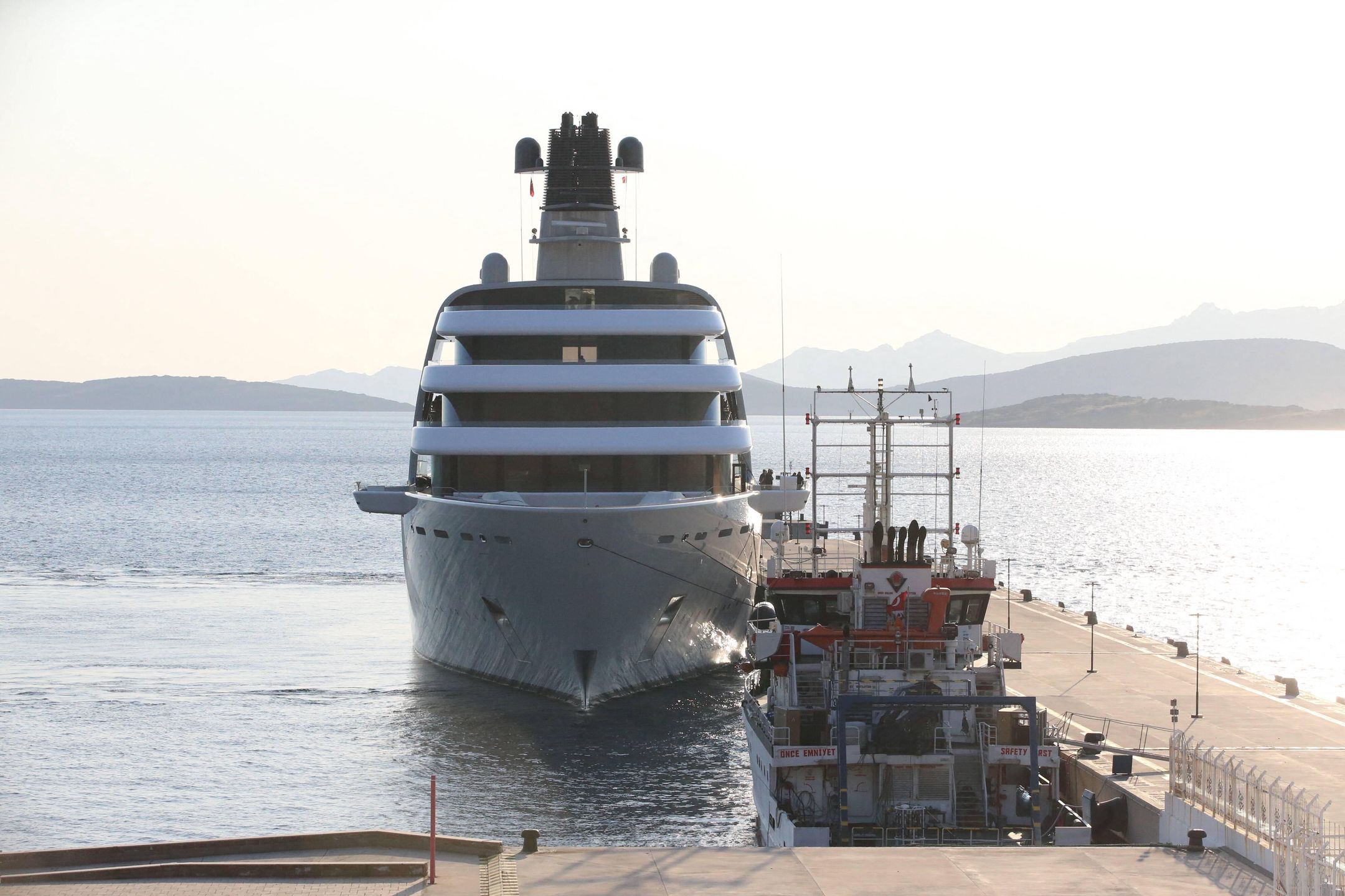 Yacht linked to Russian oligarch Abramovich docks in Turkiye's BodrumMUGLA, TURKIYE - MARCH 21: Russian oligarch Roman Abramovich's yacht named "My Solaris" is seen docked in Bodrum district of Mugla, Turkiye on March 21, 2022. Ali Balli / Anadolu Agency/ABACAPRESS.COM Dostawca: PAP/AbacaAA/ABACABoat, Ship, Transport / Infrastructure, Vessel, Yacht, inwazja, jacht, konflikt zbrojny, oligarcha, rosyjska, rosyjski, sankcje, sytuacja na Ukrainie, Wojna na Ukrainie