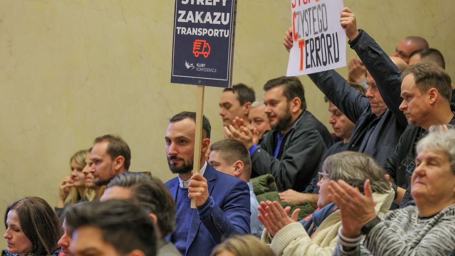 Warszawa, 07.12.2023. Przeciwnicy oraz zwolennicy utworzenia warszawskiej strefy czystego transportu wśród publiczności podczas XCI sesji Rady Warszawy w stołecznym Pałacu Kultury i Nauki, 7 bm. Według nowego projektu SCT obejmie całe dzielnice: Śródmieście, Żoliborz i Pragę Północ, prawie całą Ochotę i Pragę Południe, większość Mokotowa oraz około połowę Woli. (mr) PAP/Paweł Supernak