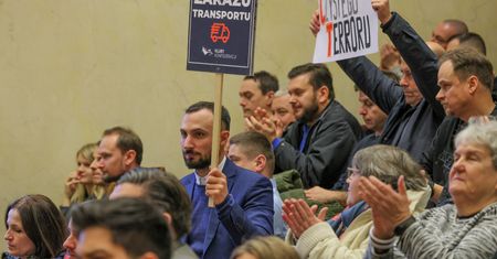 Przerwano sesję Rady Warszawy. Protestujący krzyczeli i gwizdali