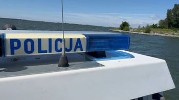 Łódź: Akcja ratunkowa na zbiorniku Jeziorsko. Policjanci uratowali żeglarza