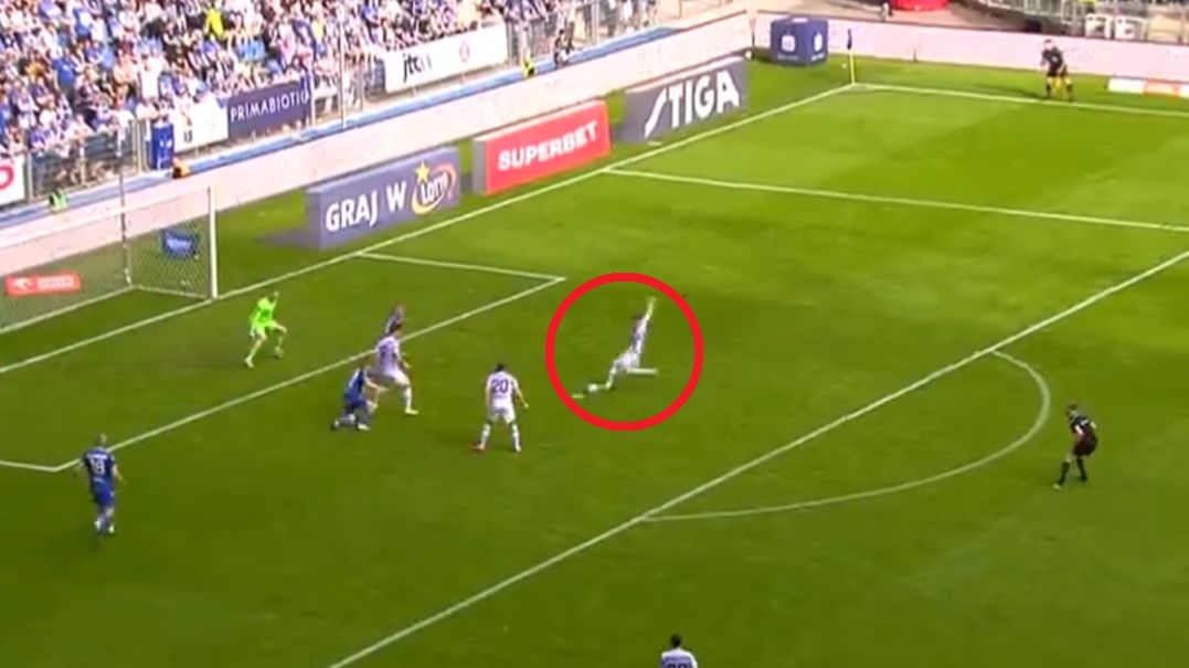 Twitter / Canal+ Sport / Na zdjęciu: moment uderzenia Fredrika Ulvestada