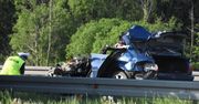 Auto uderzyło w przypust i rozpadło się na dwie części! Trzy osoby nie żyją