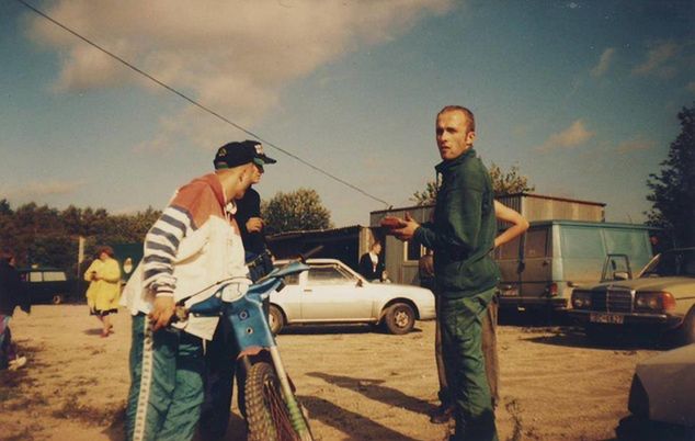 Początek lat '90: bracia Ove (również jeździł na żużlu, stoi tyłem) i Ken Viidas. W tle spełnienie marzeń ówczesnej motoryzacji - Datsun i Mercedes beczka.